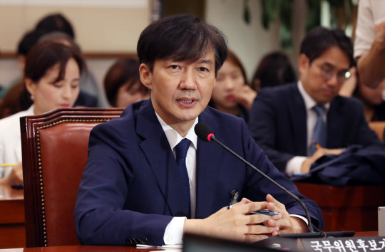 조국 법무부 장관 후보자가 6일 국회 법사위 인사청문회에서 의원들 질문에 답하고 있다. 연합뉴스